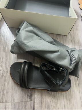 Women’s COUGAR Black Leather Strap Sandals - Minimal Comfort